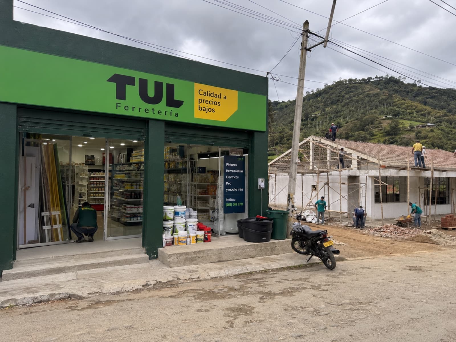 Ferretería TUL junto a una escuela en reconstrucción